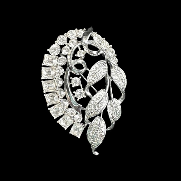 Elegant Vintage Silver and Rhinestone Leaf Brooch - MINT CONDITION - Picture 1 of 4